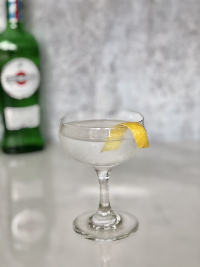 martini seco decorado con twist de limon