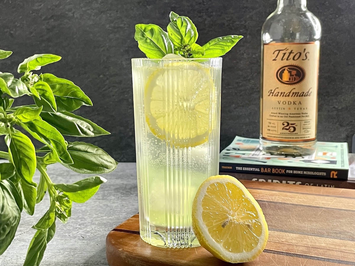 Vodka Spritzer limón y albahaca -